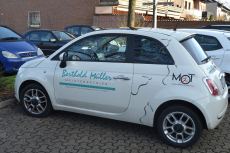Firmenwagen von Berthold Müller Orthopädieschuhtechnik vor dem MOT in Kaarst